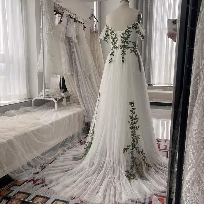 Robe de mariée en tulle plissé vert olive avec manches décolorées pour patients de la forêt collection printemps 2025 occassions spéciales naturellement coloré