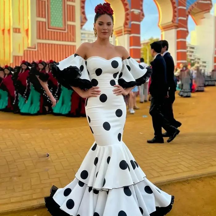Robe de soirée moderne personnalisée à manches longues et jupe à pois