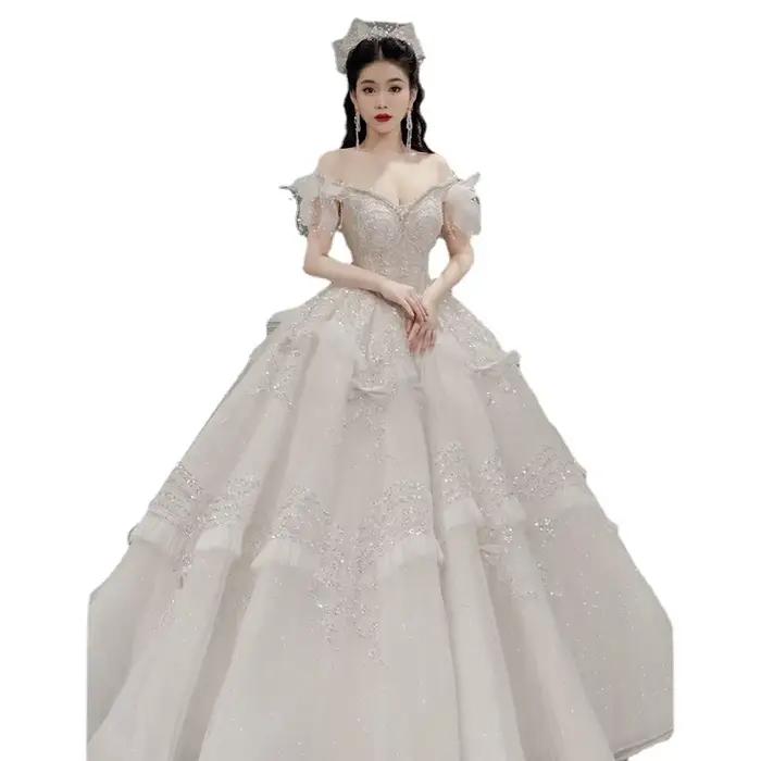 Robe de mariée asymétrique épaule dénudée