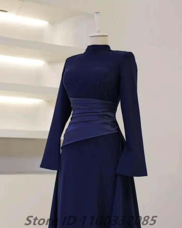 Robe de soirée bordeaux à col haut