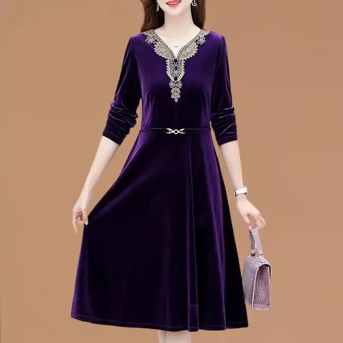 Robe élégante en velours violet avec dentelle brodée