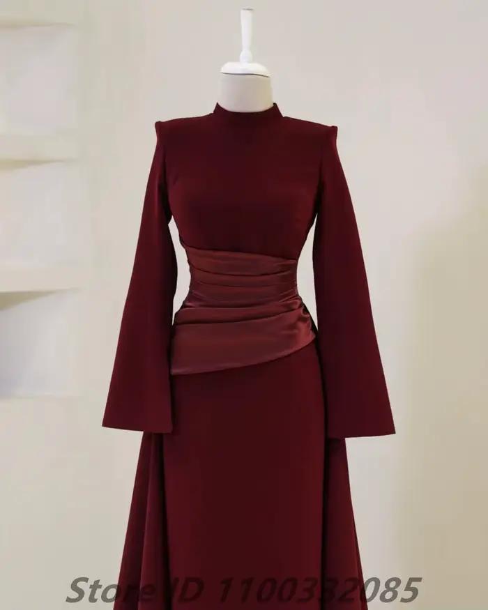 Robe de soirée bordeaux à col haut