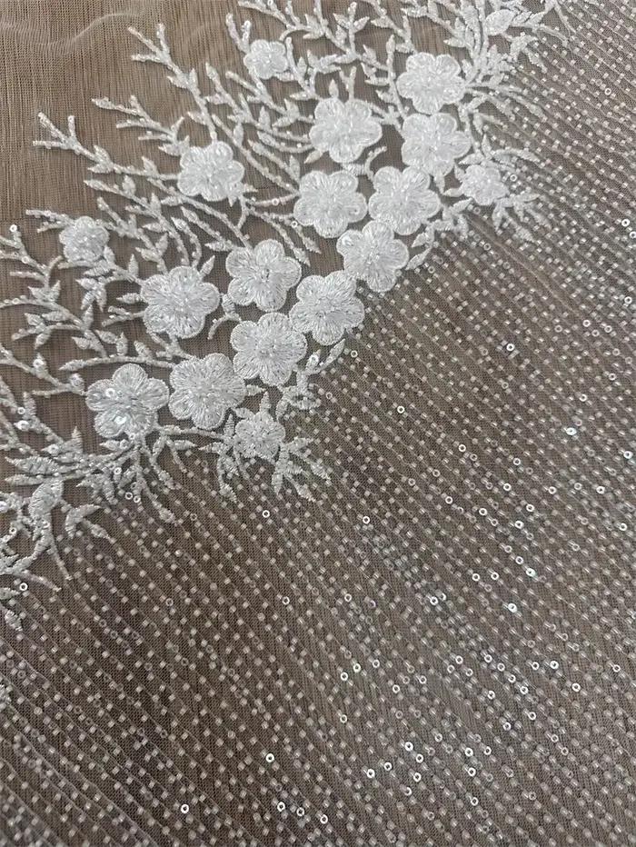 Robe de mariée en dentelle brodée perlée