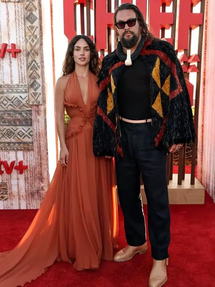 Robes de soirée licou orange rouille en V profond – Robe longue fluide en mousseline de soie avec détails à volants féminins