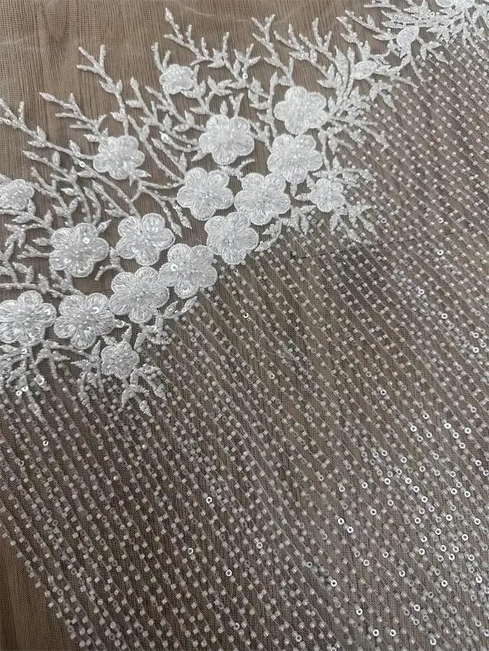 Robe de mariée en dentelle brodée perlée
