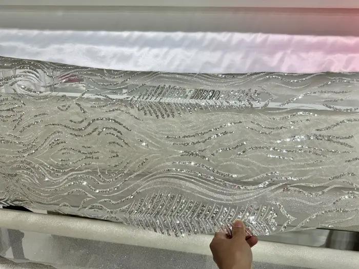 Tissu doré brodé pour robe de mariée