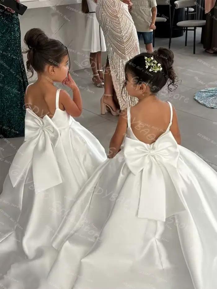 Robe de demoiselle d'honneur blanche avec bretelles à nœud