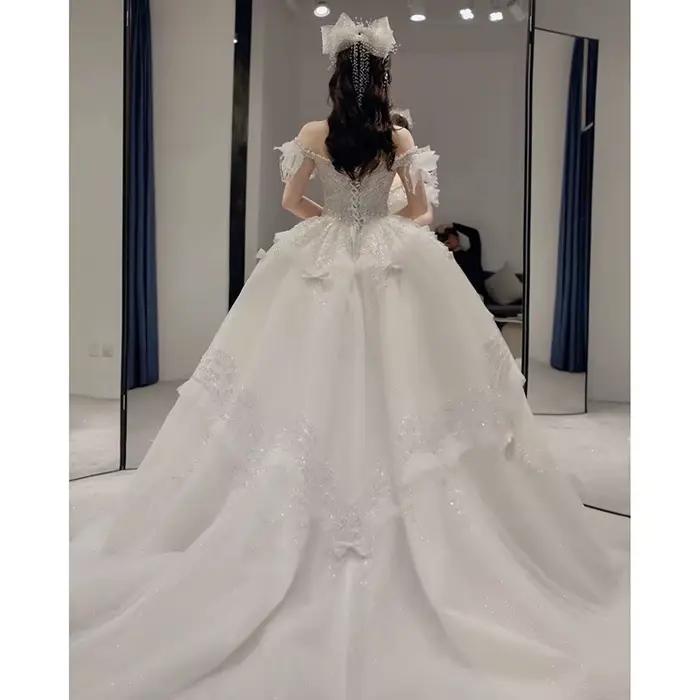 Robe de mariée asymétrique épaule dénudée