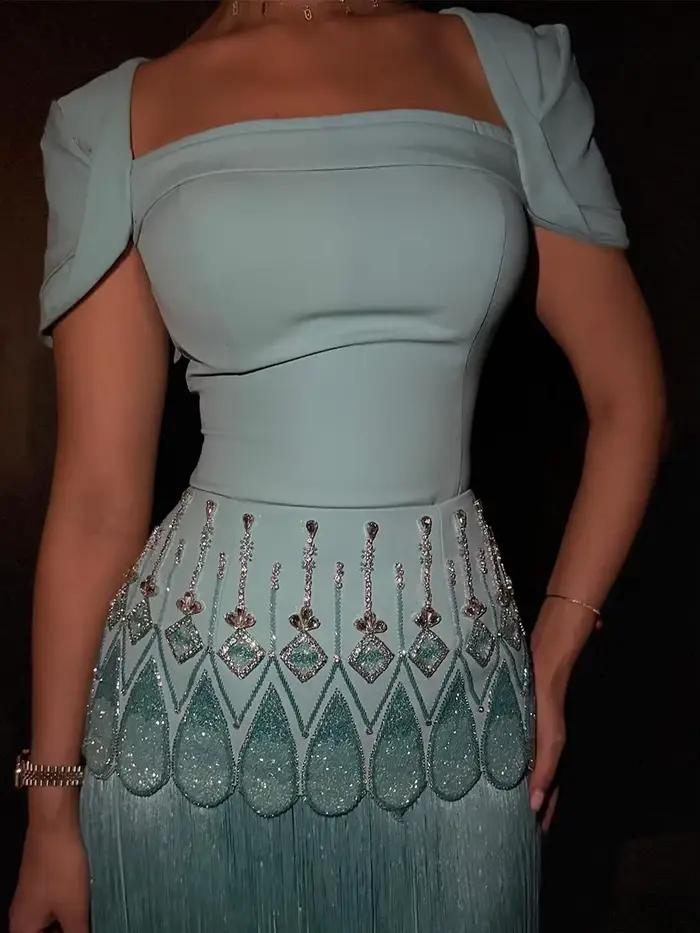 Robe élégante turquoise à col carré