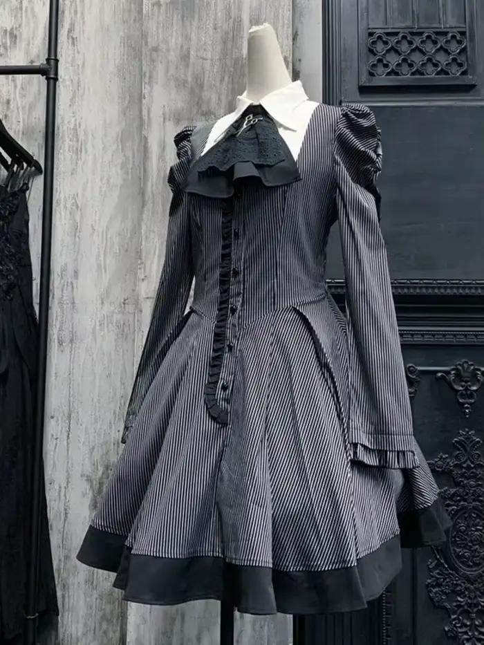 Robe de style gothique à rayures foncées