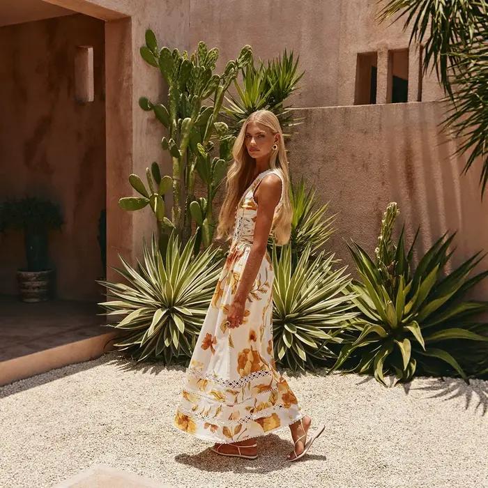 Robe longue amincissante sans manches à col en V profond