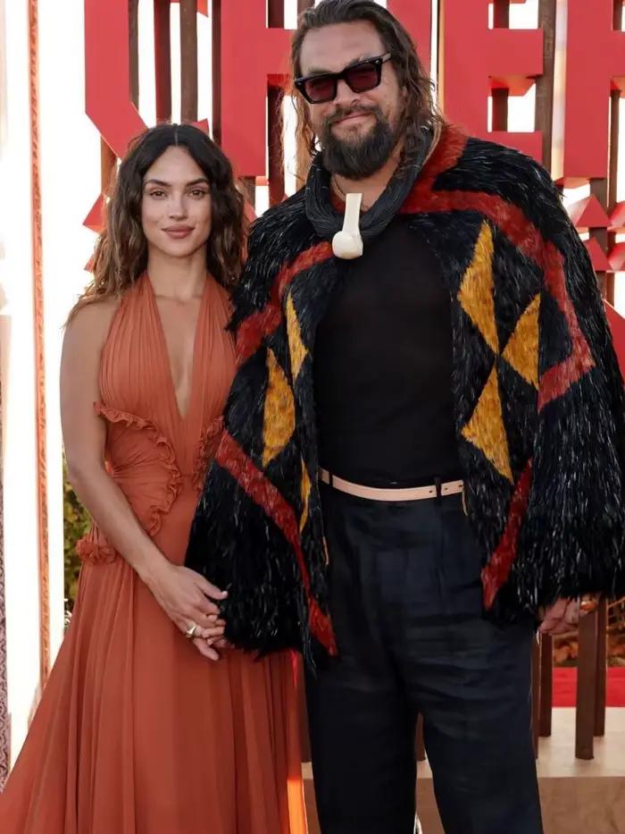 Robes de soirée licou orange rouille en V profond – Robe longue fluide en mousseline de soie avec détails à volants féminins