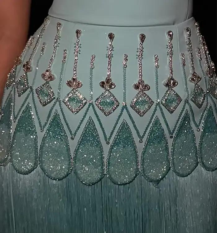 Robe élégante turquoise à col carré