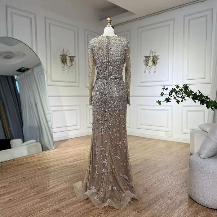 Robe de soirée classique avec train de la cour et décoration perles pour soirée officielle et événements formels chez Serene Hill