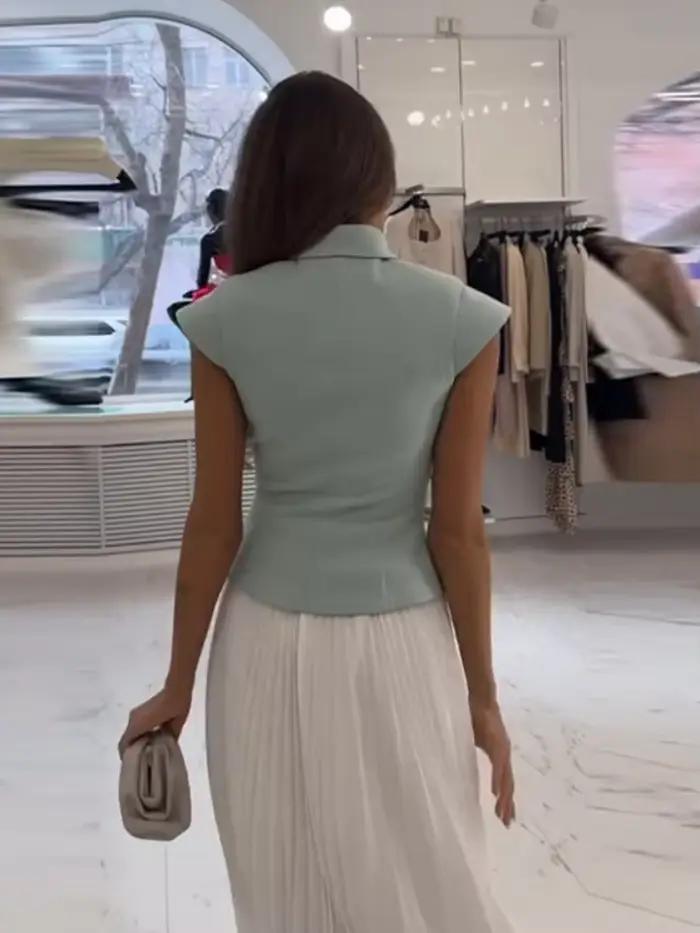 Ensemble chic pour femme : haut cintré à revers ajouré à manches courtes et pantalon large