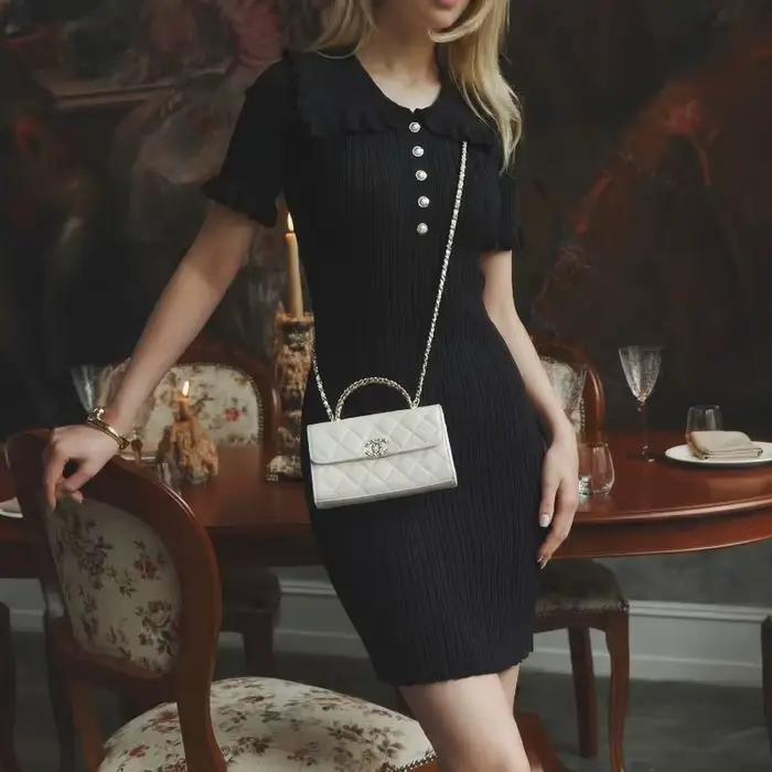 Robe en tricot ajustée à bordure feuille de lotus