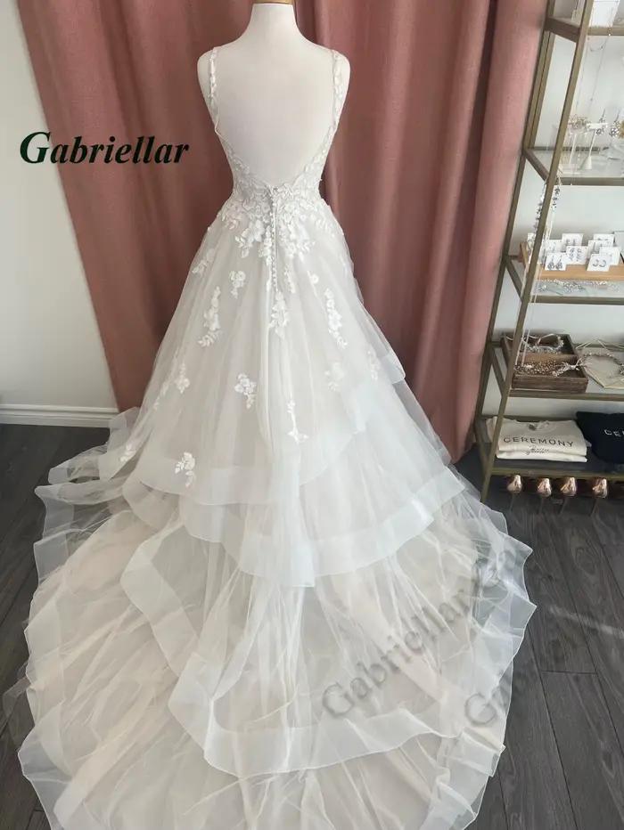 Gabriellar élégant une ligne Robe De mariée volants dentelle Appliques col en V sans manches Court Train