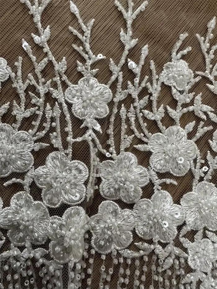 Robe de mariée en dentelle brodée perlée