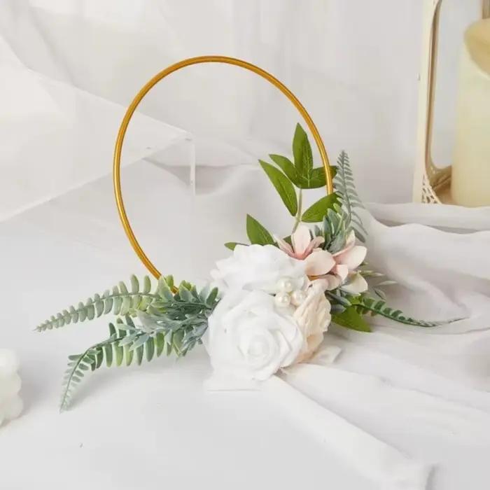 Nouvelles couronnes artificielles en métal avec roses et eucalyptus