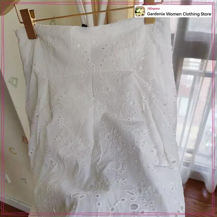 Femmes vacances d'été Co Ord tenues élégant blanc brodé 2 pièces ensemble haut court avec fines bretelles correspondant Cape jupe Midi