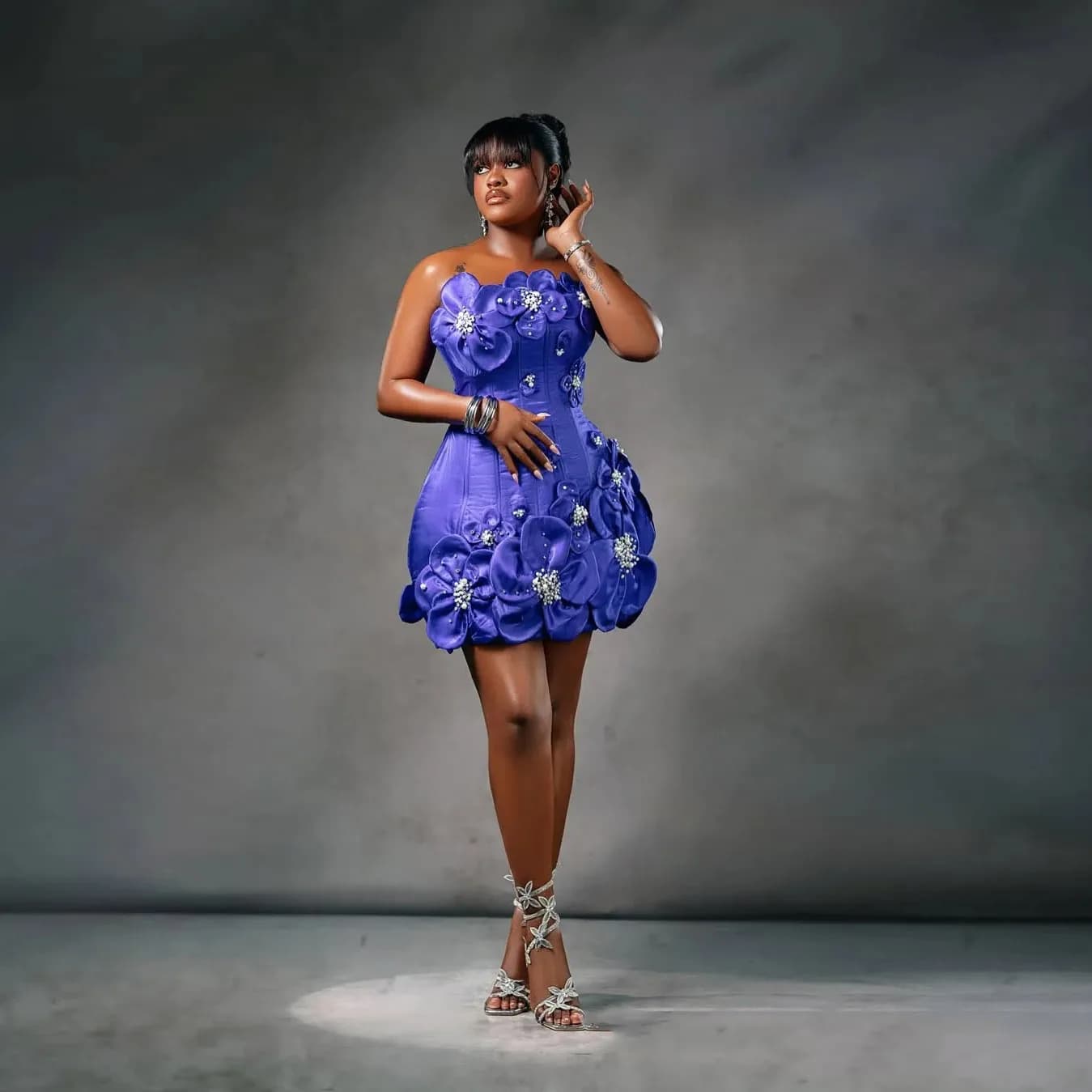 Robe de cocktail chic violette, robe de bal courte florale 3D, sans bretelles, sur mesure, ornée de