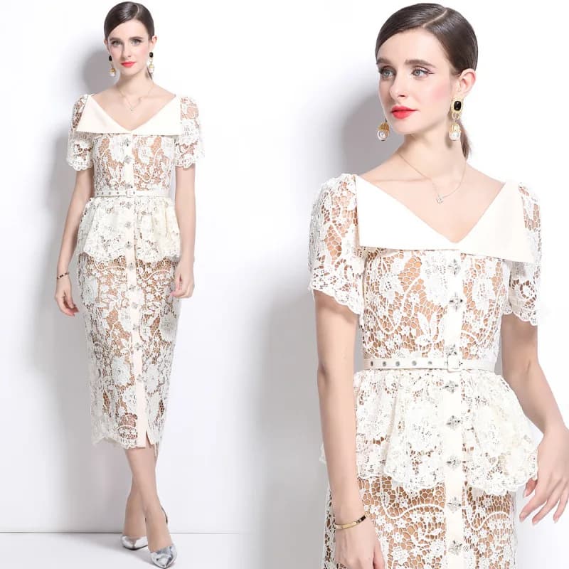 Robe blanche élégante pour femme, col large, manches courtes, dentelle, taille cintrée, coupe ajusté