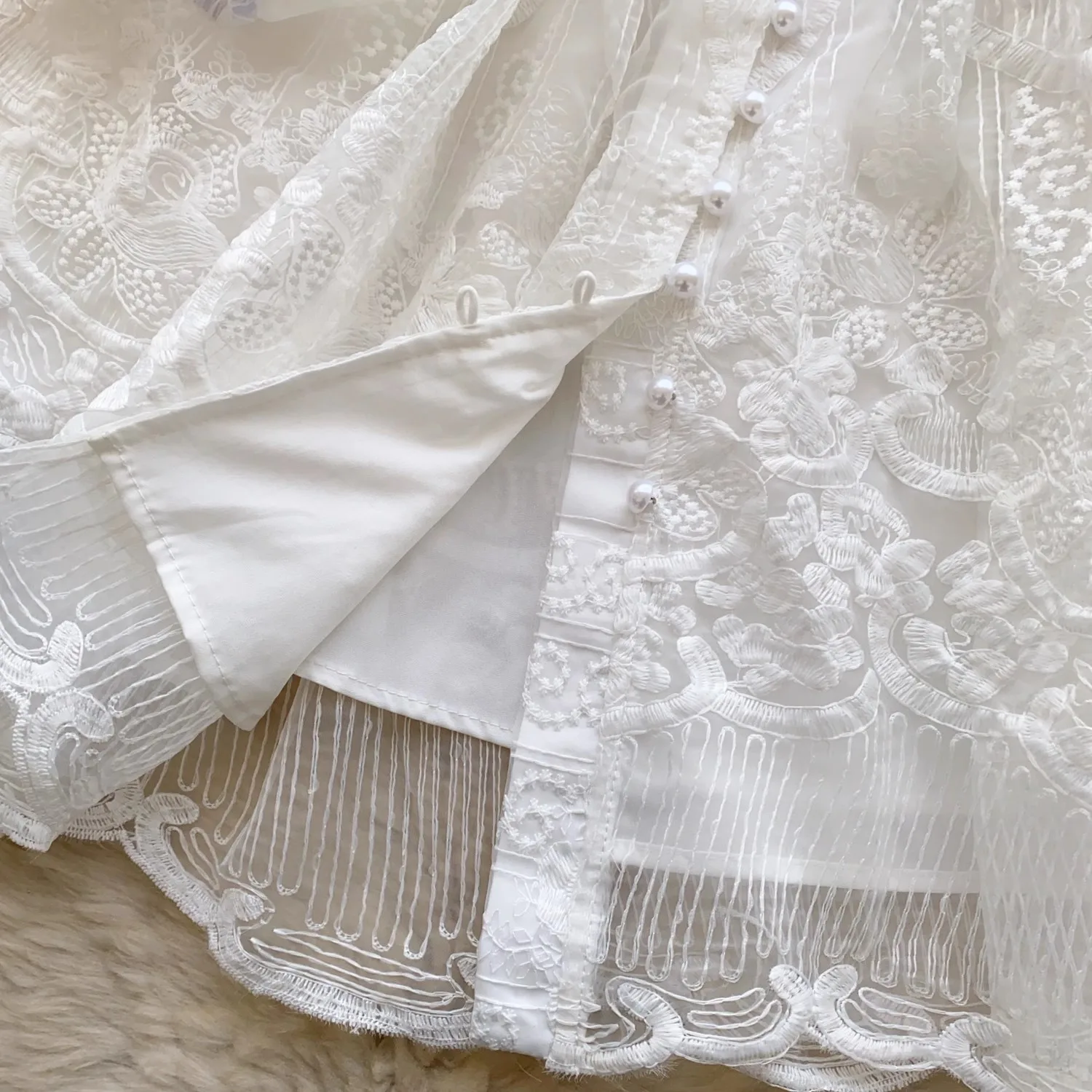 Robe en dentelle blanche française pour femme, broderie de fleurs, coutures en maille, boutons de pe