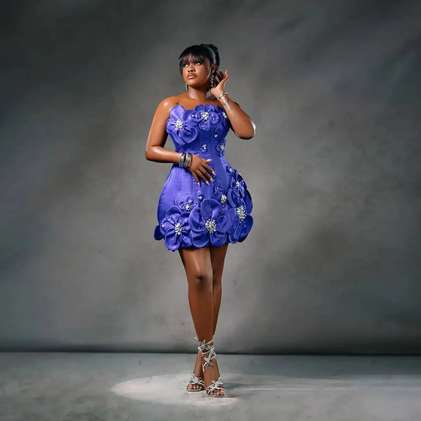 Robe de cocktail chic violette, robe de bal courte florale 3D, sans bretelles, sur mesure, ornée de