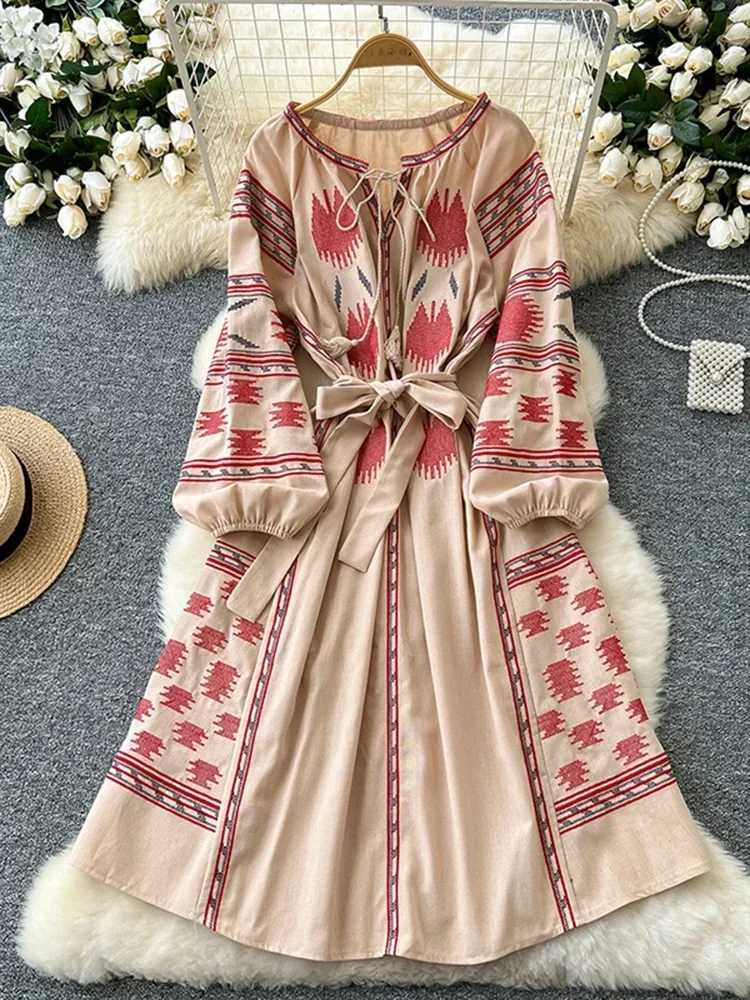 Robe longue brodée à lacets pour femmes, style bohème ethnique rétro, manches lanterne, cintrée à la