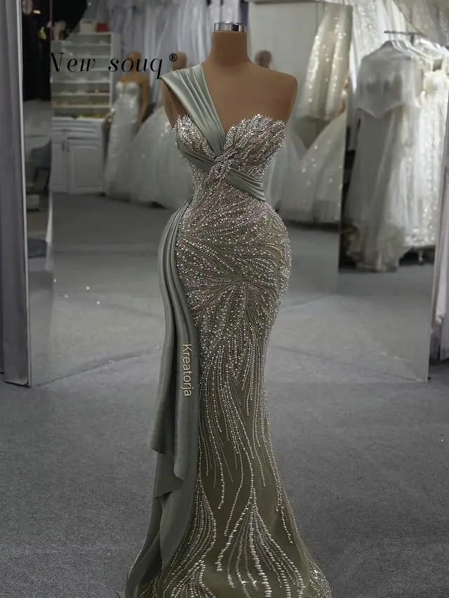 Robe de soirée vert sauge asymétrique sirène longue, personnalisée, élégante, ornée de cristaux et d
