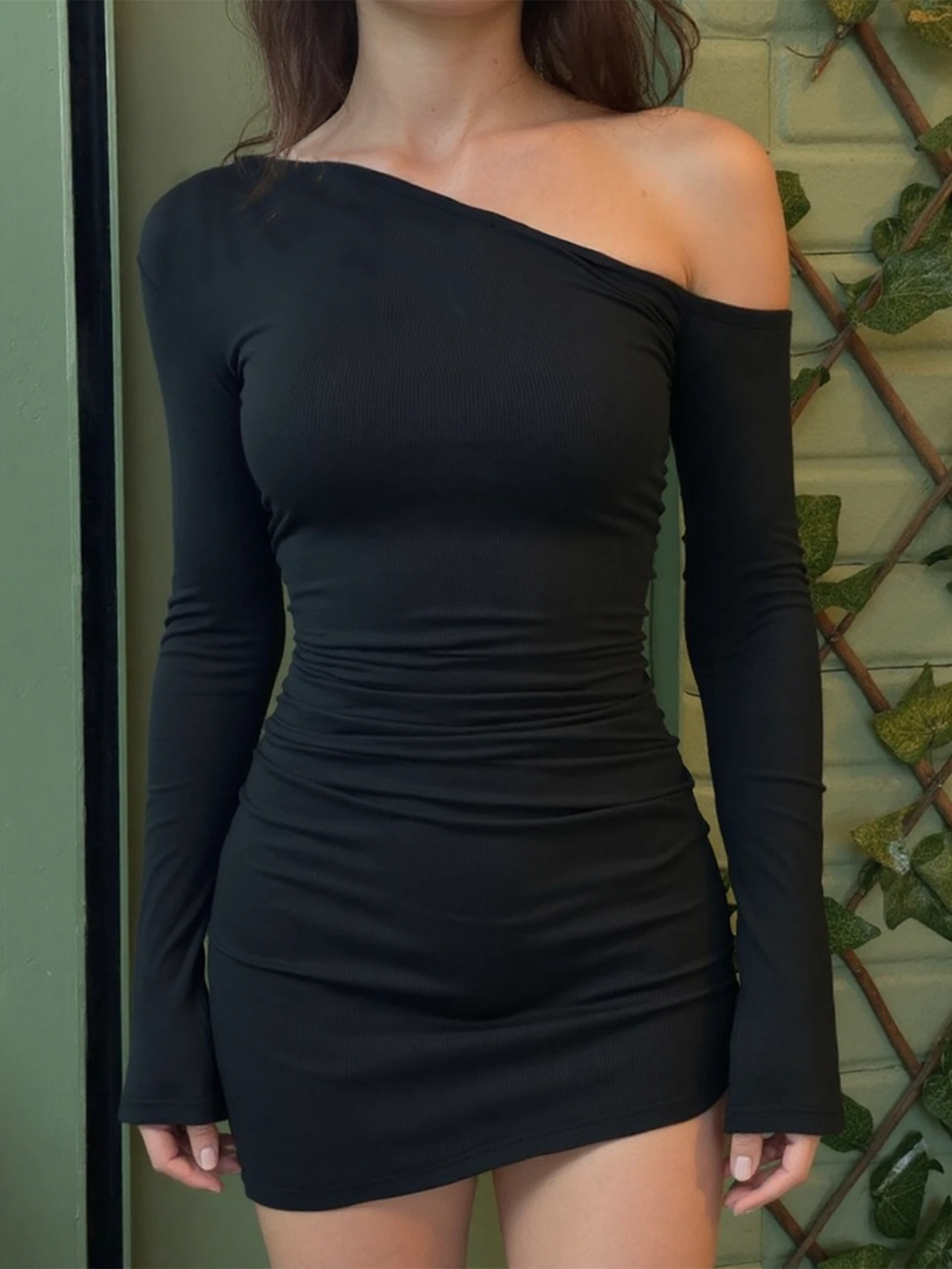 Dulzura épaule inclinée à manches longues froncé mince irrégulière Mini robe femmes solide Sexy tenu