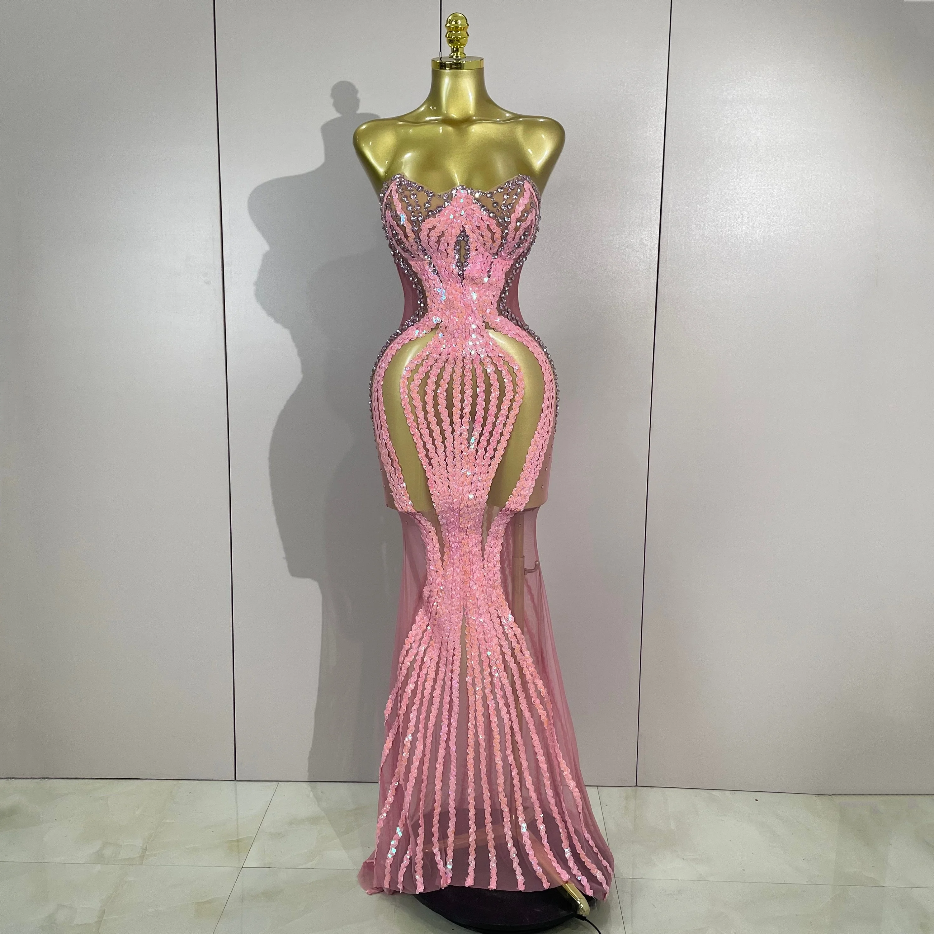 Robe longue sexy scintillante rose avec strass et paillettes, sans bretelles, en maille transparente