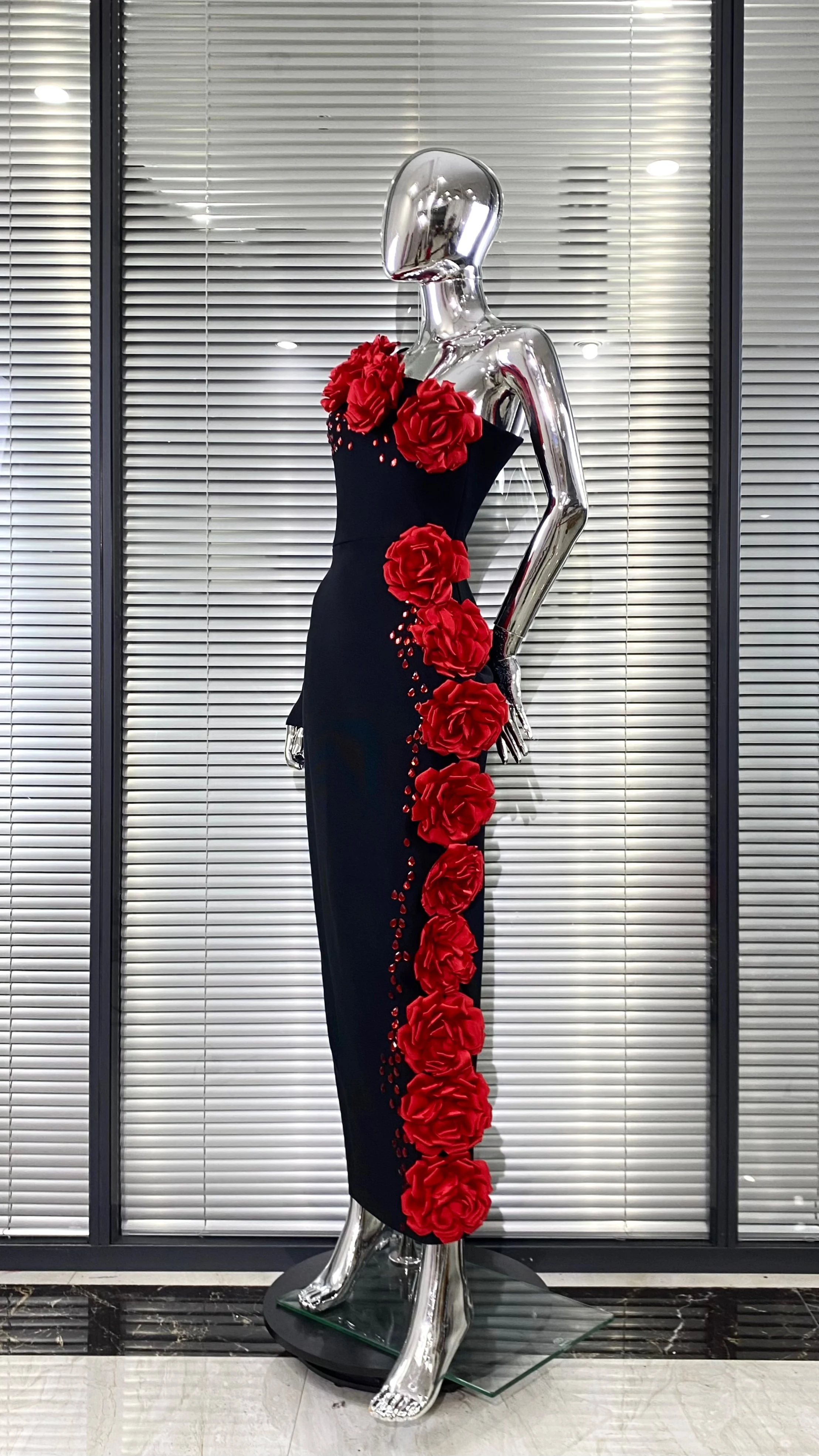 2025 nouvelles fleurs rouges brillant diamants Sexy épaule Oblique noir robe de pansement femme robe