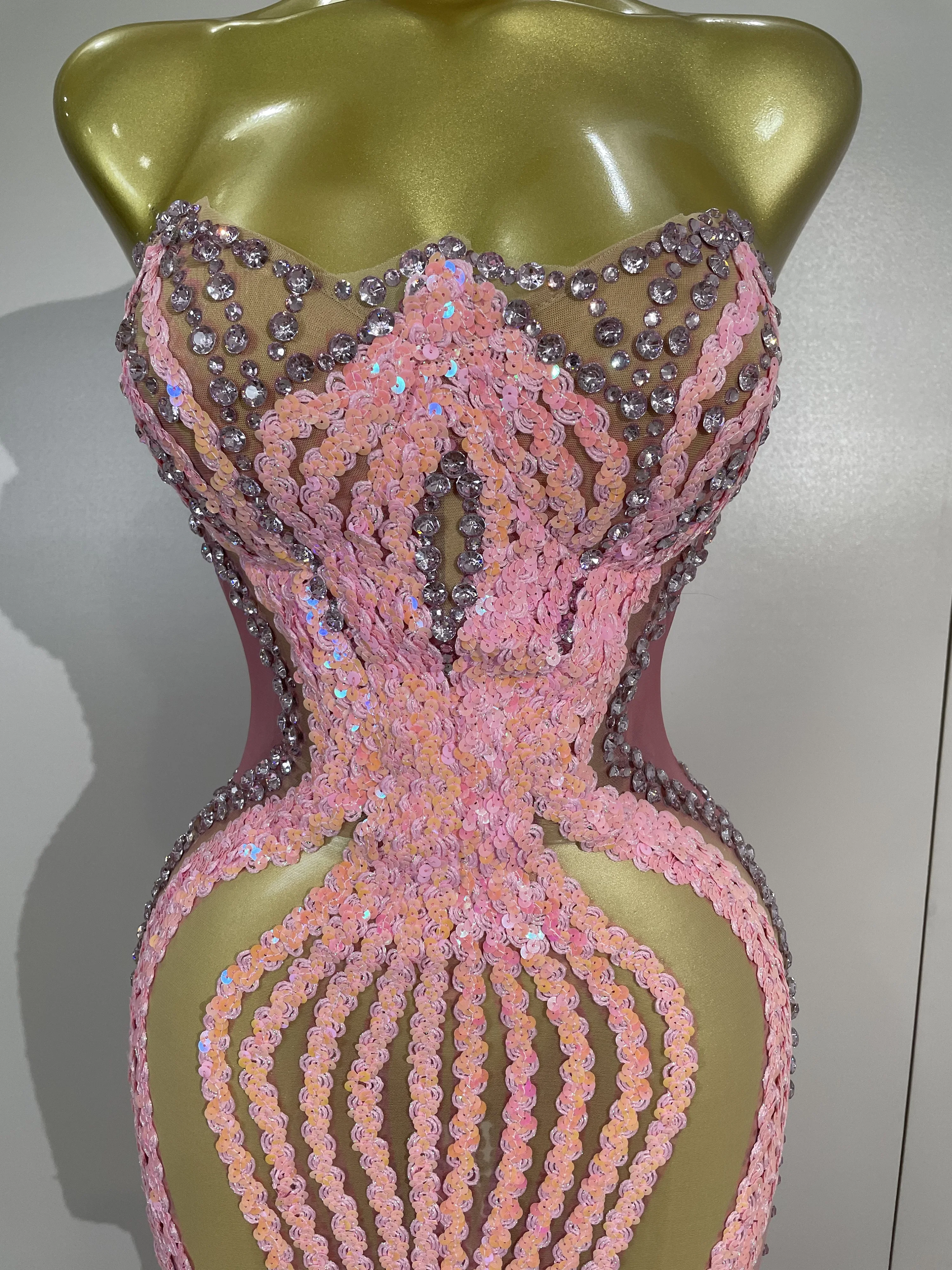 Robe longue sexy scintillante rose avec strass et paillettes, sans bretelles, en maille transparente