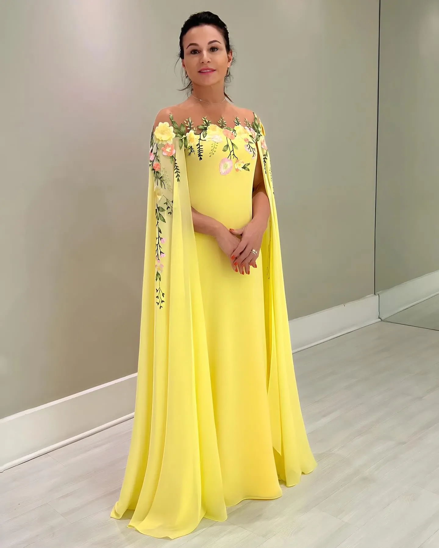 Robes de soirée chic jaunes personnalisées pour la mère de la mariée, brodées d'appliques de feuille