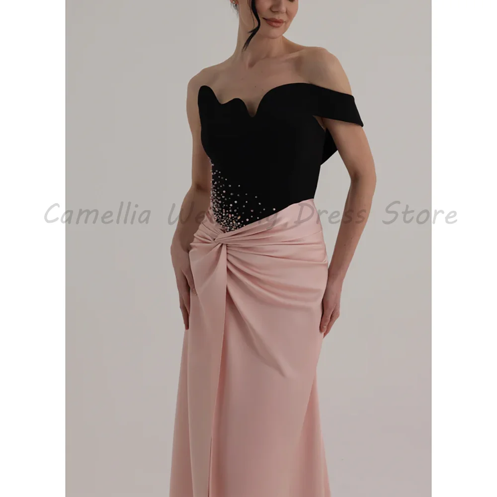 Robe de soirée asymétrique noire à perles, col ondulé, drapé torsadé, en satin rose, avec fente haut