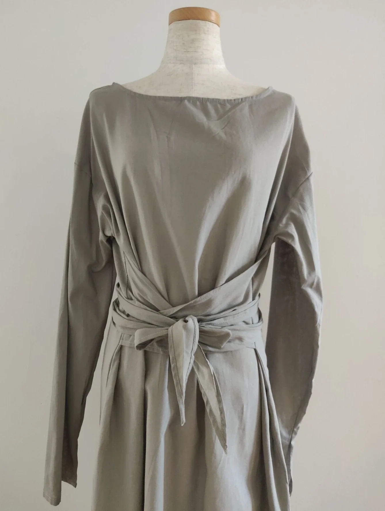 Robe longue décontractée en coton pour femmes, col rond, manches longues, gris uni, plis de document