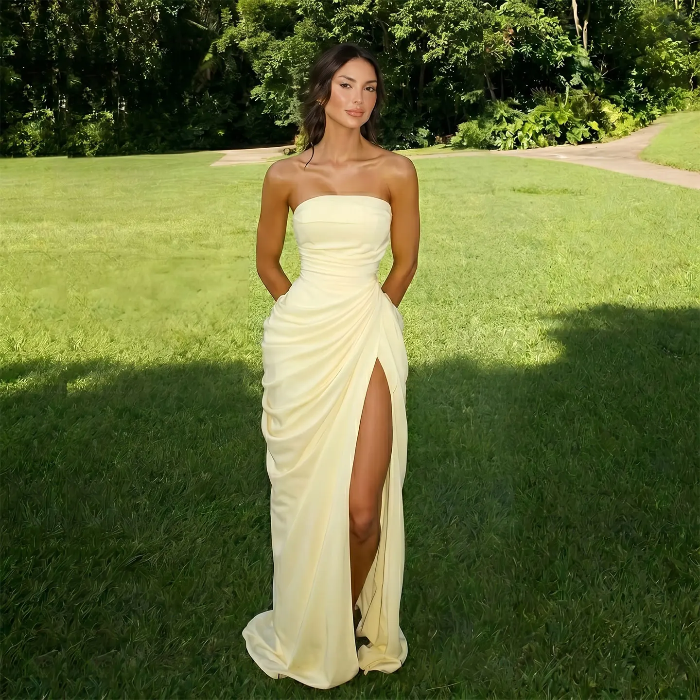 Robe de soirée sans bretelles Sharon Said Dubai en mousseline drapée et froncée, avec fente haute, p