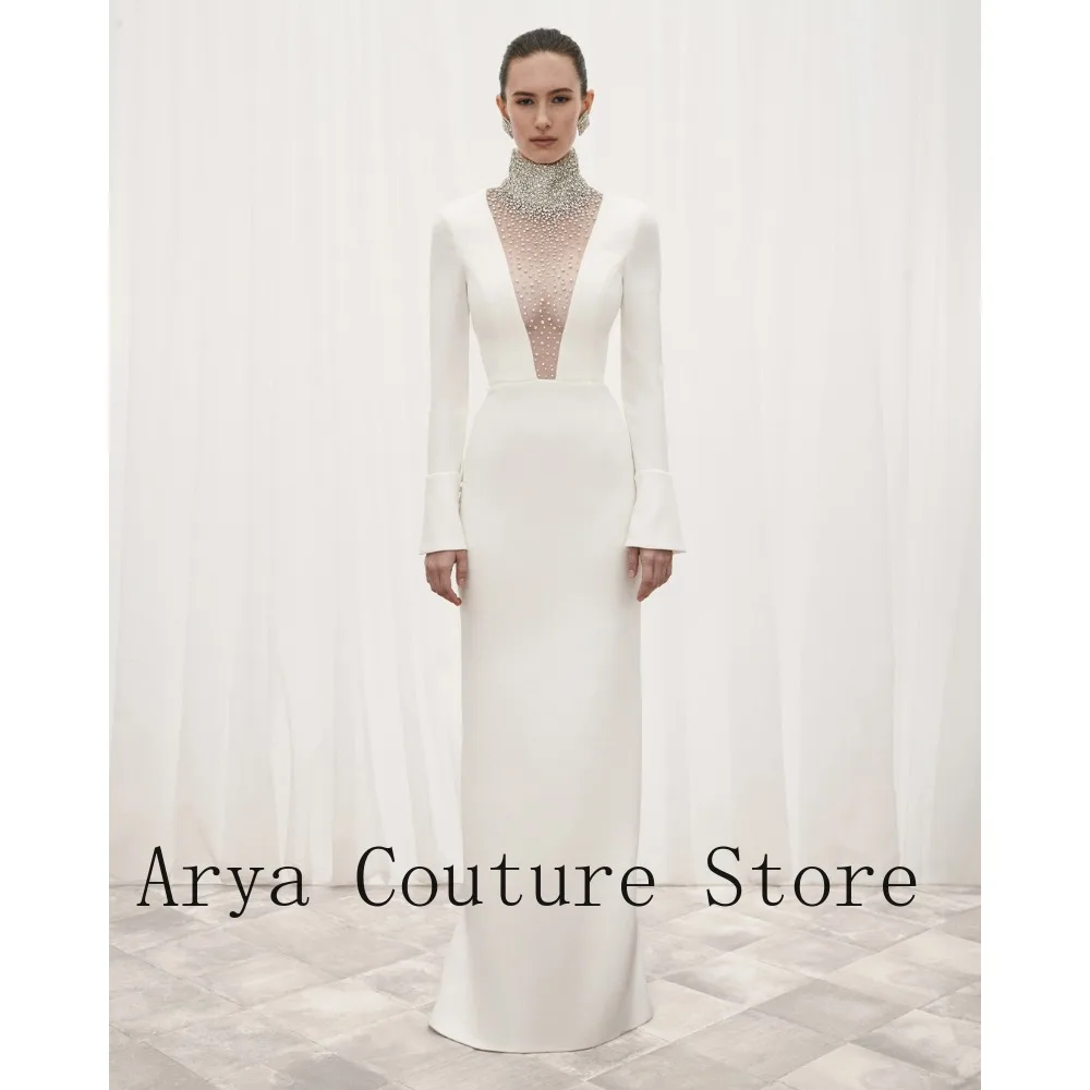 Robe de soirée blanche personnalisée avec col haut perlé et manches longues, coupe ajustée, longueur