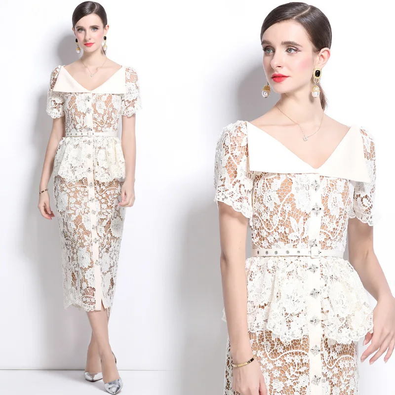 Robe blanche élégante pour femme, col large, manches courtes, dentelle, taille cintrée, coupe ajusté