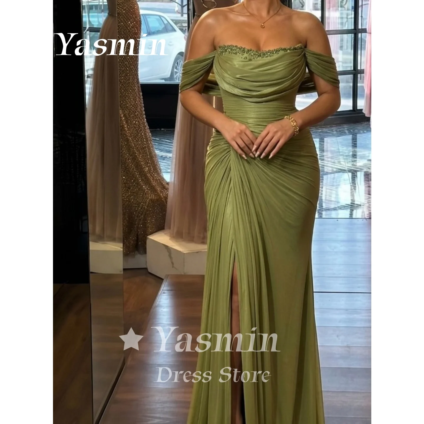 Robe de bal vert olive, épaules dénudées, ornée de strass, drapée et froncée, traîne longue, pour in