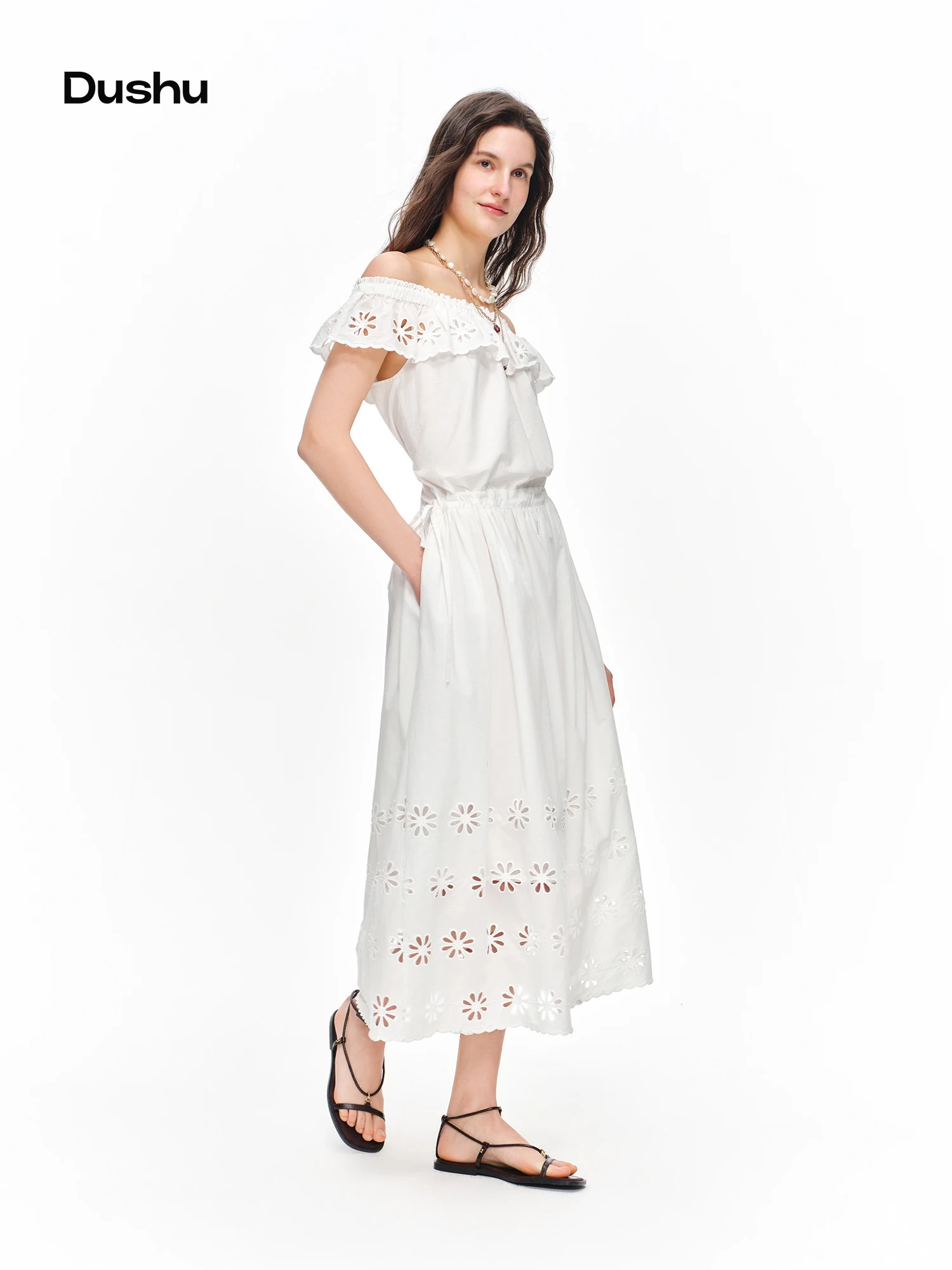 Robe DUSHU florale à épaules dénudées avec broderie et lacets, blanche, coupe trapèze amincissante, 