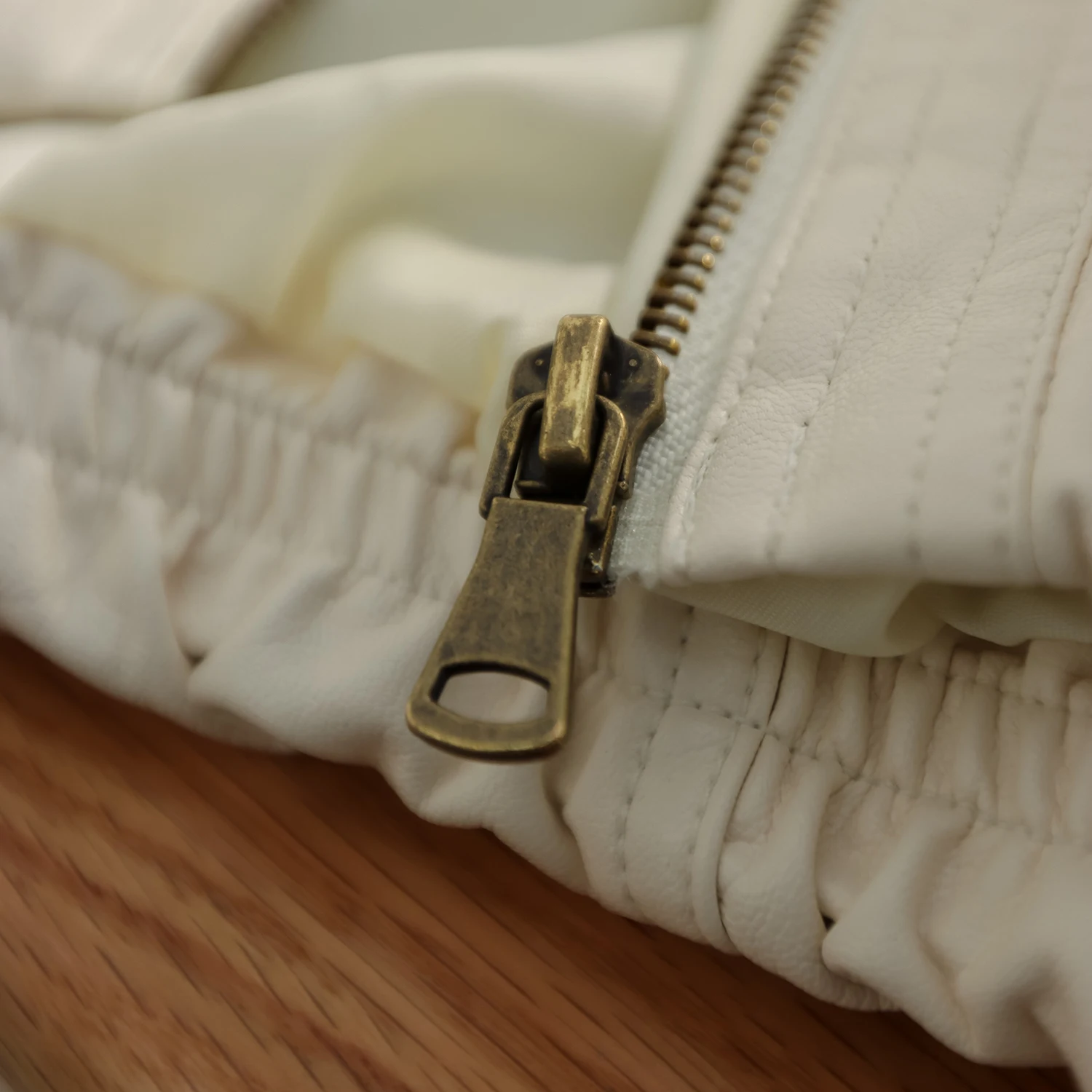 Blouson bomber en cuir PU pour femme — Veste zippée à col en V en similicuir avec ourlet élastique