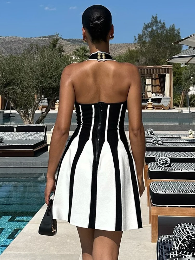 VC Jacquard licou robe courte noir et blanc rayures verticales sans manches col suspendu plissé tric