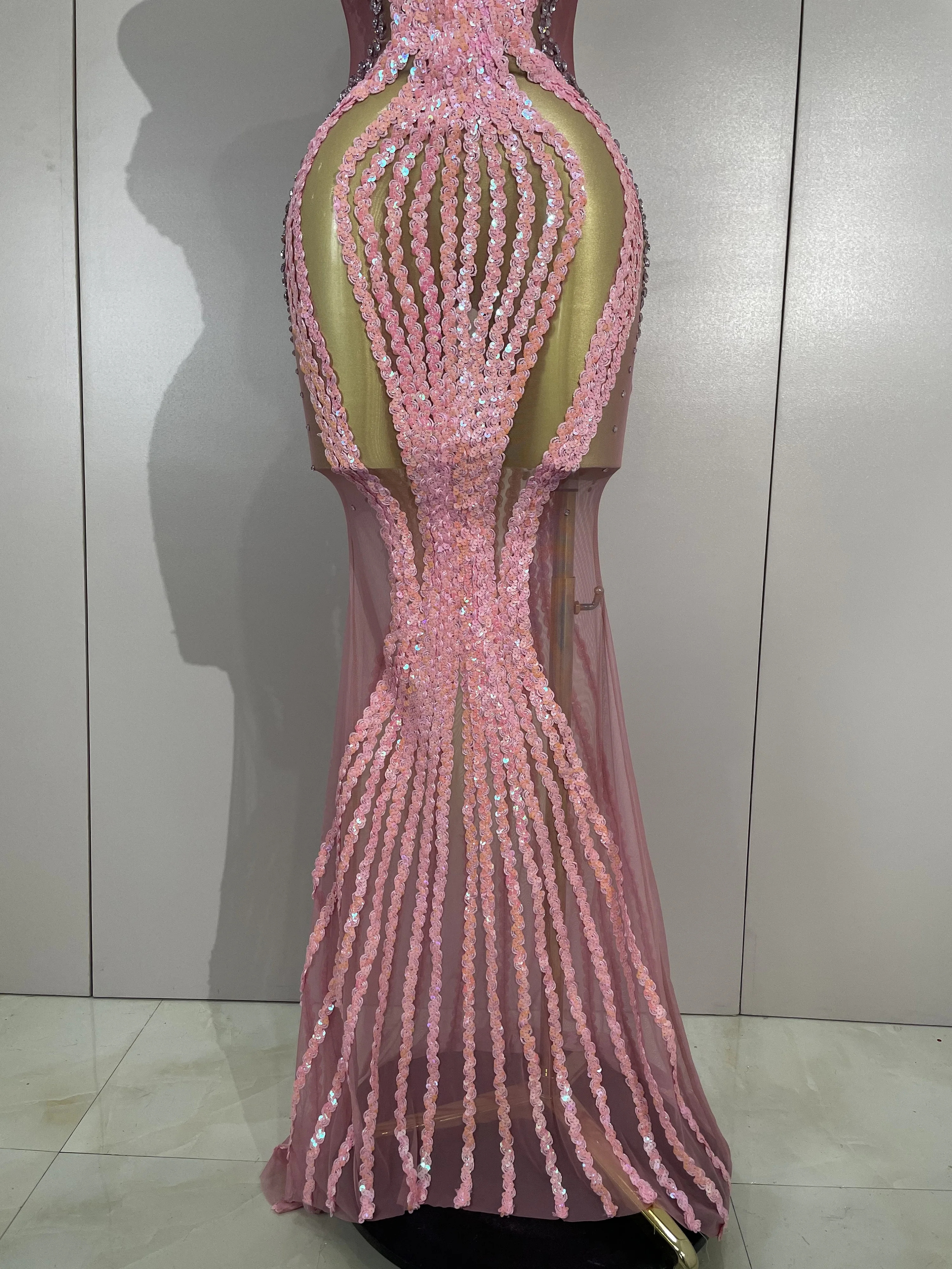 Robe longue sexy scintillante rose avec strass et paillettes, sans bretelles, en maille transparente