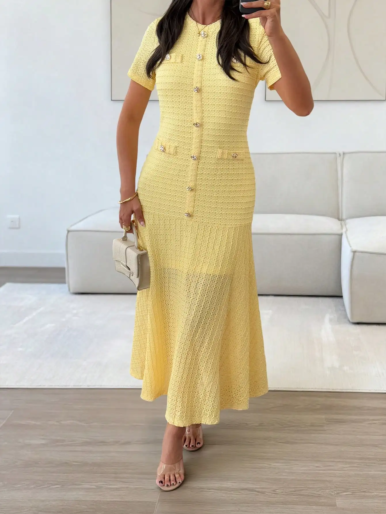 Robe midi en tricot texturé jaune avec boutons sur le devant et fausses poches