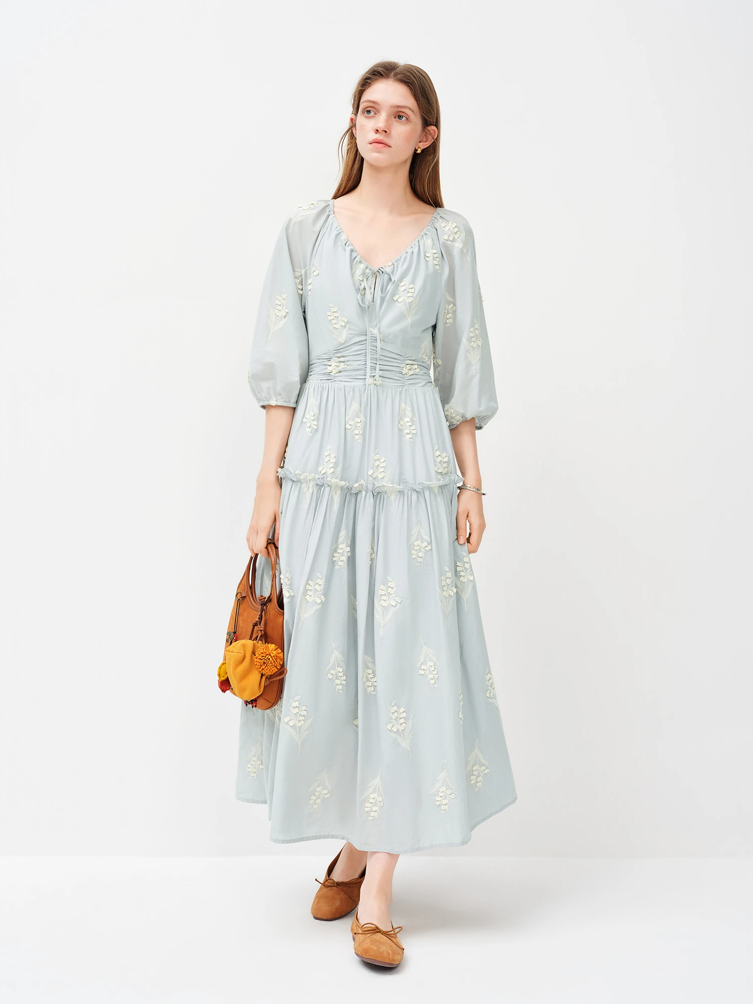 Robe florale brodée texturée éthérée pour femme FSLE 2026 - Longueur midi inspirée du muguet pour le