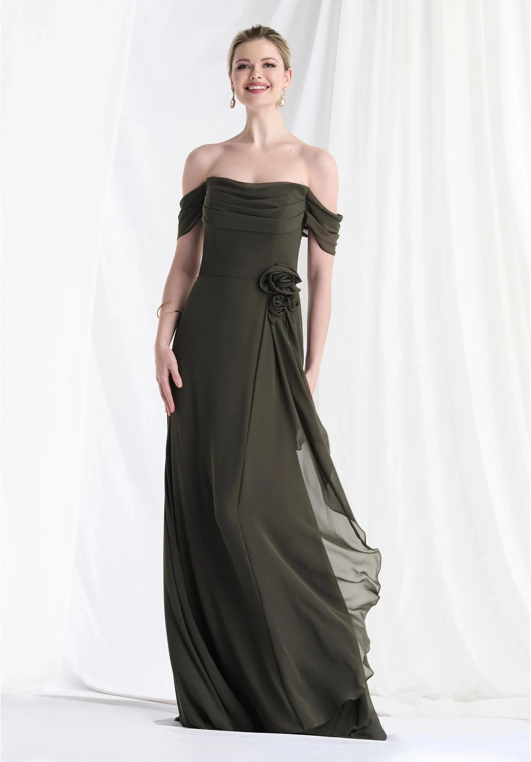 Robe de cérémonie personnalisée pour mère de la mariée, couleur olive, épaules dénudées, buste drapé