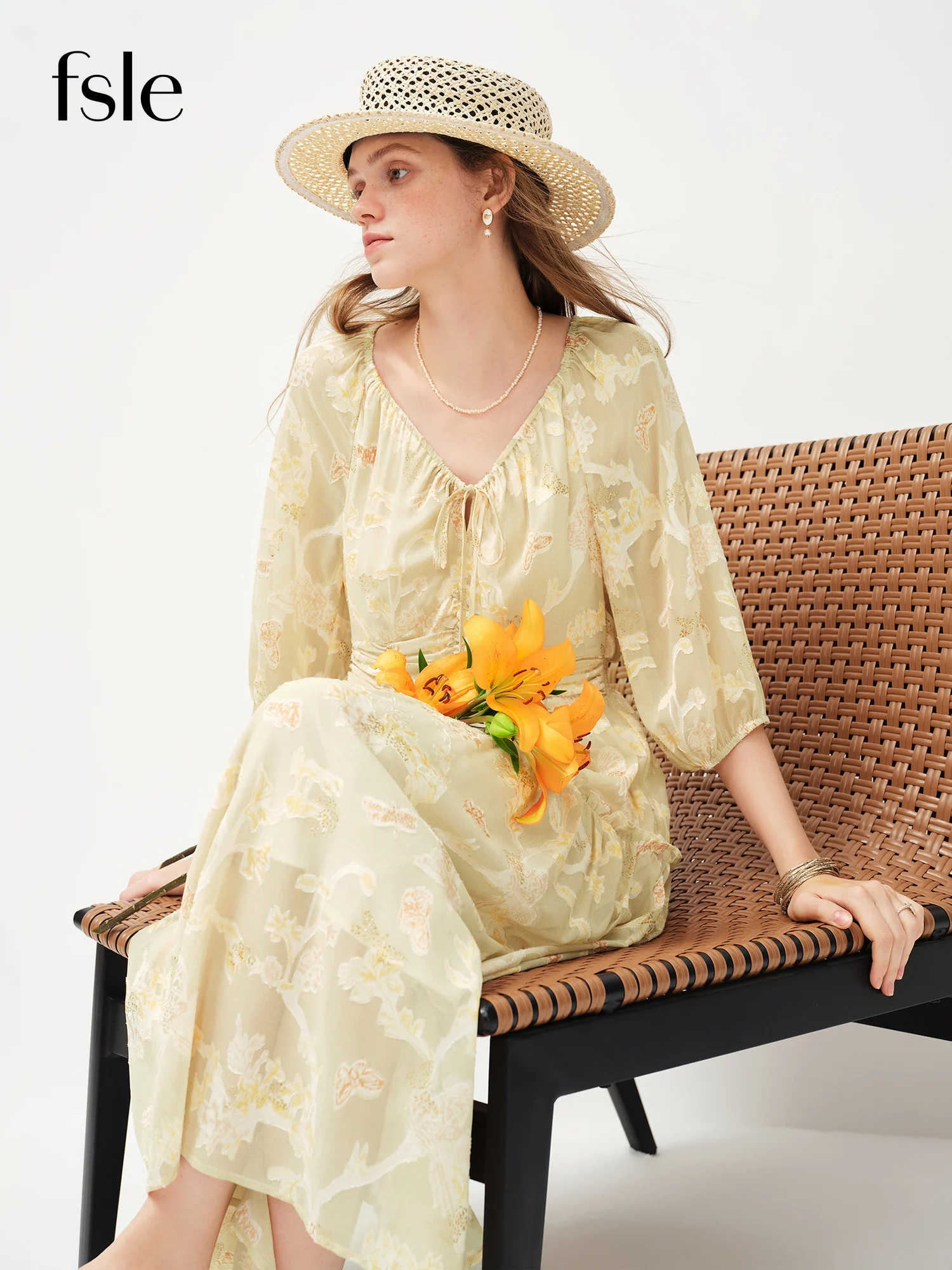 Robe florale brodée texturée éthérée pour femme FSLE 2026 - Longueur midi inspirée du muguet pour le