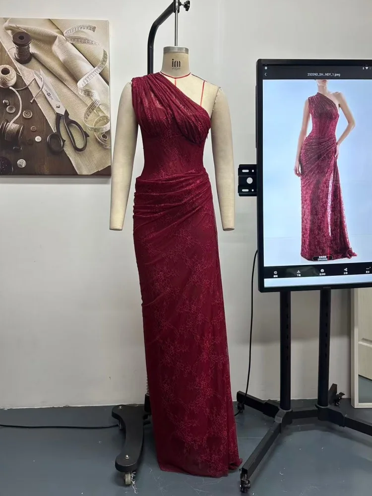 VC Robes longues élégantes en dentelle bordeaux à une épaule pour femme – Robe de soirée drapée coup